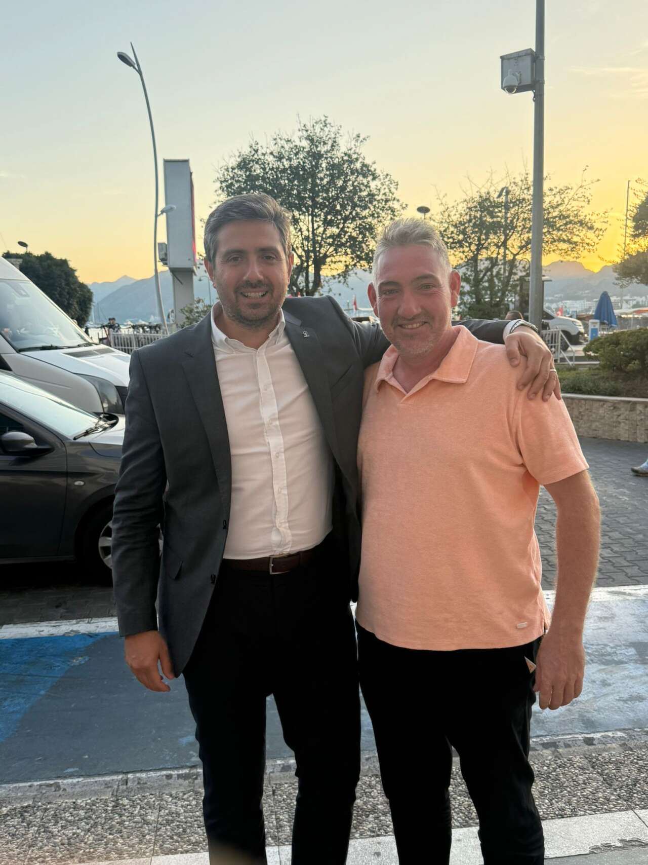 AK Parti Marmaris İlçe Başkanı Muzaffer Aravi’den Yat Limanı Esnafına Ziyaret 1